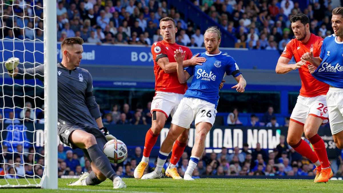Cả Nottingham Forest và Everton đều có được đội hình mạnh