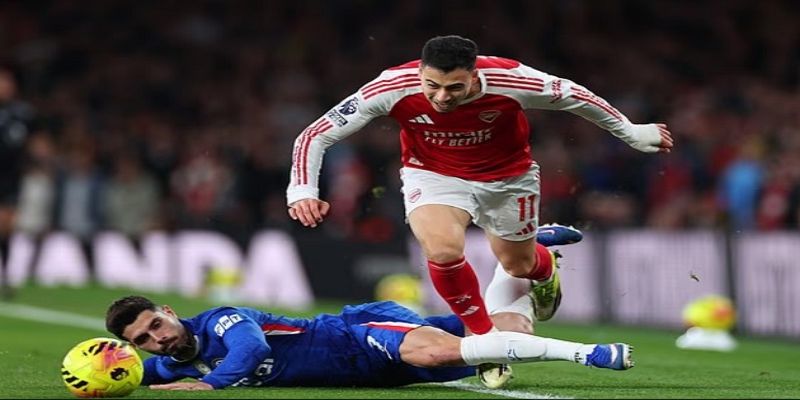 Đội hình ra sân thể hiện quyết tâm đôi bên